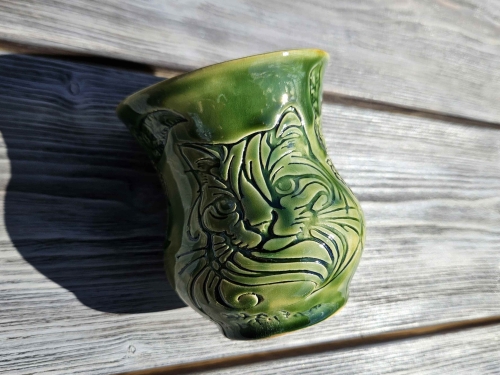 kubek-ceramiczny-zielony-kot-w-ogrodzie-rekodzielo-zielen-2.jpg