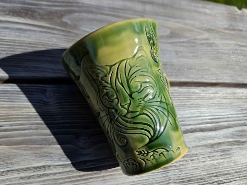 kubek-ceramiczny-zielony-kot-w-naturze-rekodzielo-zielen-2.jpg