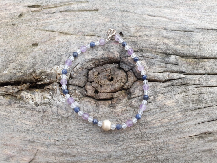 bransoletka-z-szafirem-ametystem-i-krysztalem-gorskim-rekodzielo-kamienie-naturalne-srebro-handmade.jpg