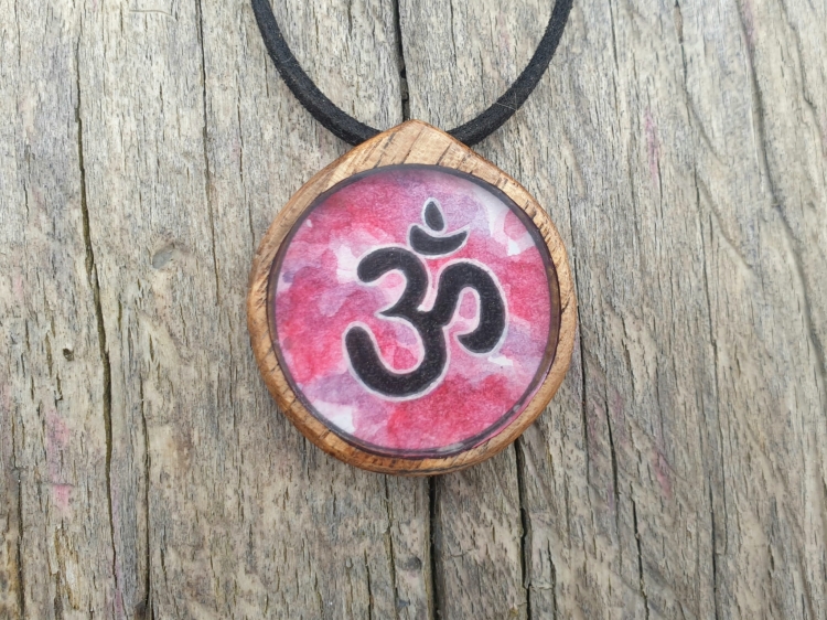 malowniczy-naszyjnik-om-obraz-zywica-epoksydowa-drewno-orzech-rekodzielo-drewniana-bizuteria-handmade.jpg