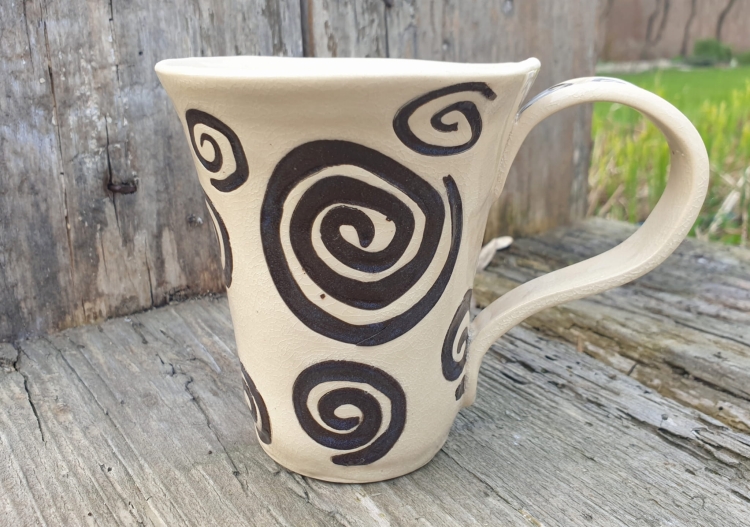 kubek-zakrecony-swiat-rekodzielo-300ml-bez-spirale-ceramiczny-kubek-artystyczny-handmade.jpg