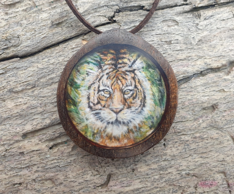 malowniczy-naszyjnik-magia-tygrysa-obraz-zywica-epoksydowa-drewno-wenge-rekodzielo-drewniana-bizuteria-handmade.jpg