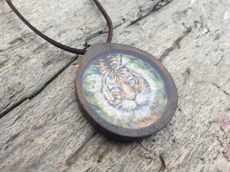 malowniczy-naszyjnik-magia-tygrysa-obraz-zywica-epoksydowa-drewno-wenge-rekodzielo-drewniana-bizuteria-handmade-2.jpg