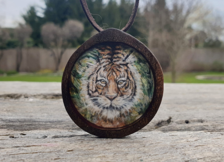 malowniczy-naszyjnik-magia-tygrysa-obraz-zywica-epoksydowa-drewno-wenge-rekodzielo-drewniana-bizuteria-handmade-3.jpg