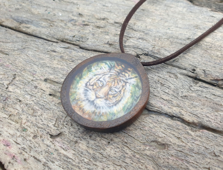 malowniczy-naszyjnik-magia-tygrysa-obraz-zywica-epoksydowa-drewno-wenge-rekodzielo-drewniana-bizuteria-handmade-4.jpg