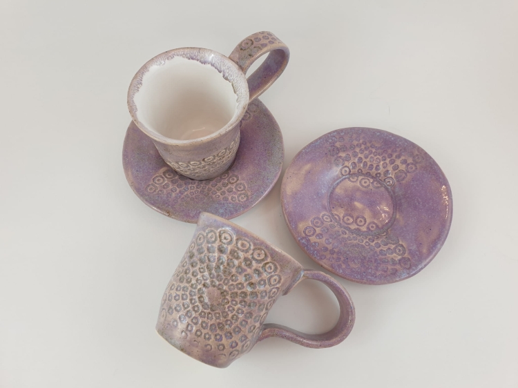 kubek-z-podstawka-lawendowa-rozkosz-espresso-rekodzielo-100ml-fiolet-mandala-ceramika-artystyczna-handmade-3.jpg