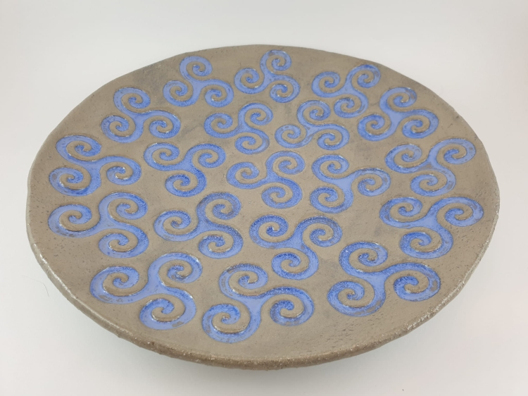 patera-triskelion-rekodzielo-fiolet-szarosc-ceramika-artystyczna-handmade-3.jpg