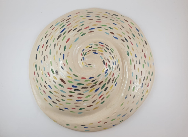 patera-na-sciane-zakrecona-tecza-rekodzielo-teczowa-ceramika-artystyczna-handmade-2.jpg