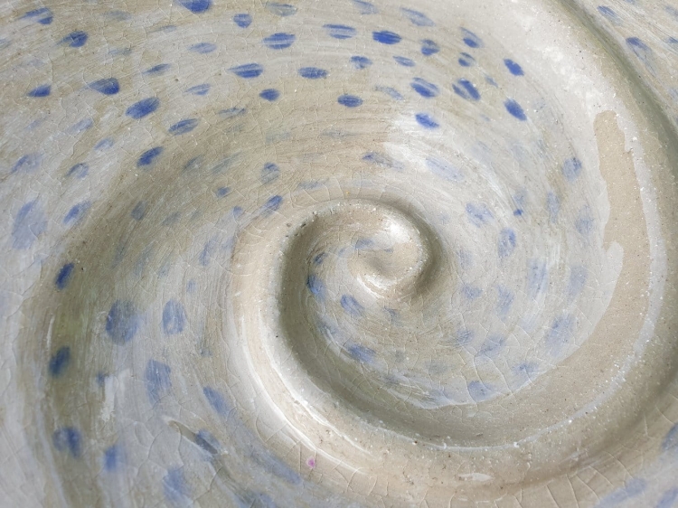 patera-kosmiczna-spirala-rekodzielo-szarosc-ceramika-artystyczna-handmade-3.jpg
