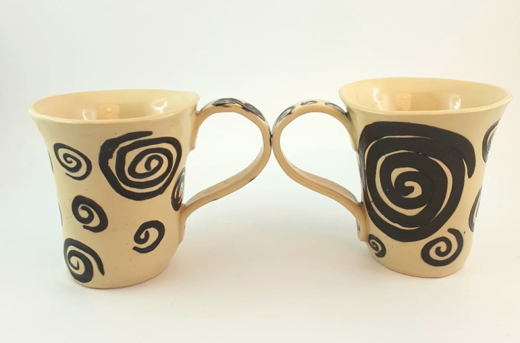 kubek-zakrecony-swiat-rekodzielo-300ml-bez-spirale-ceramiczny-kubek-artystyczny-handmade-3.jpg
