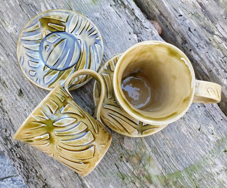 kubek-z-podstawka-laka-o-brzasku-rekodzielo-200ml-zielen-ceramika-artystyczna-handmade-3.jpg