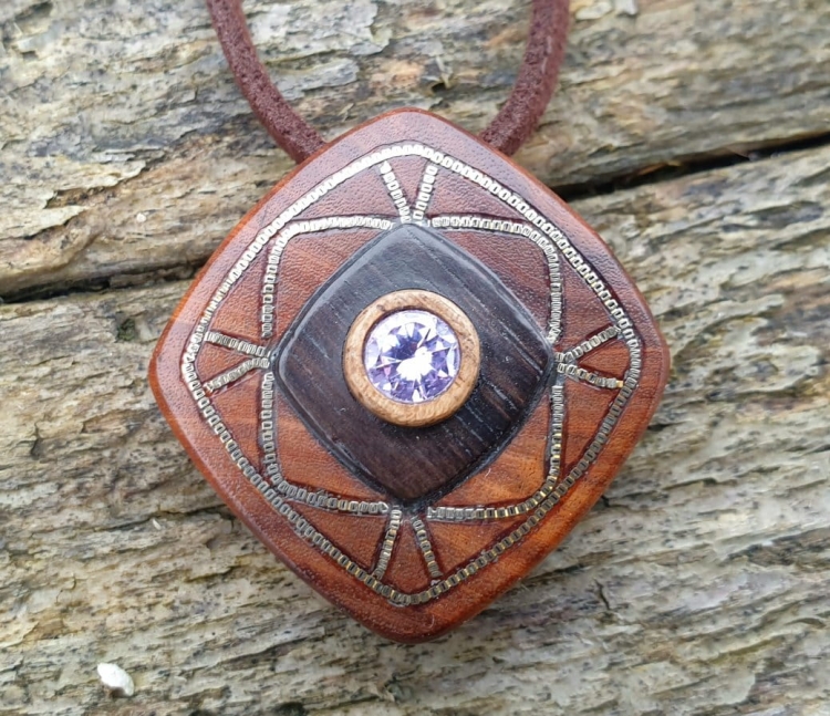 zawieszka-naszyjnik-krolewski-aleksandryt-zloto-14k-drewno-palisander-heban-orzech-rekodzielo-drewniana-bizuteria-handmade.jpg