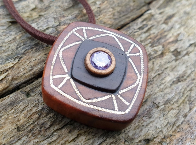 zawieszka-naszyjnik-krolewski-aleksandryt-zloto-14k-drewno-palisander-heban-orzech-rekodzielo-drewniana-bizuteria-handmade-3.jpg