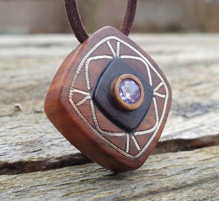 zawieszka-naszyjnik-krolewski-aleksandryt-zloto-14k-drewno-palisander-heban-orzech-rekodzielo-drewniana-bizuteria-handmade-5.jpg