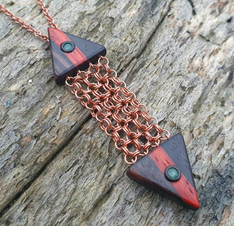 zawieszka-naszyjnik-szmaragdowa-symetria-szmaragdy-miedz-drewno-heban-padouk-rekodzielo-drewniana-bizuteria-handmade.jpg