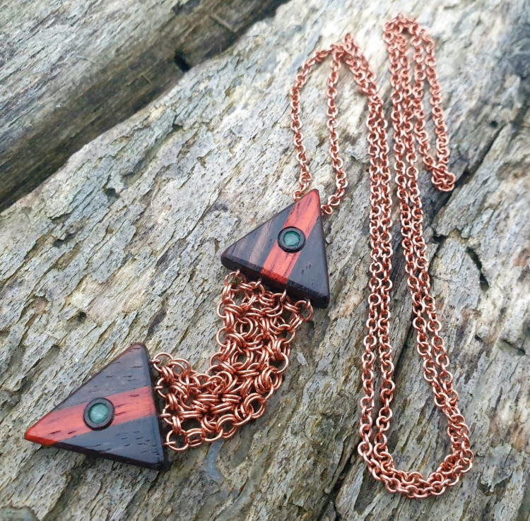 zawieszka-naszyjnik-szmaragdowa-symetria-szmaragdy-miedz-drewno-heban-padouk-rekodzielo-drewniana-bizuteria-handmade-2.jpg