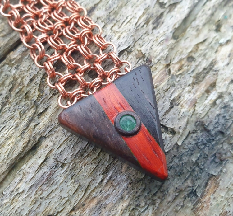 zawieszka-naszyjnik-szmaragdowa-symetria-szmaragdy-miedz-drewno-heban-padouk-rekodzielo-drewniana-bizuteria-handmade-4.jpg