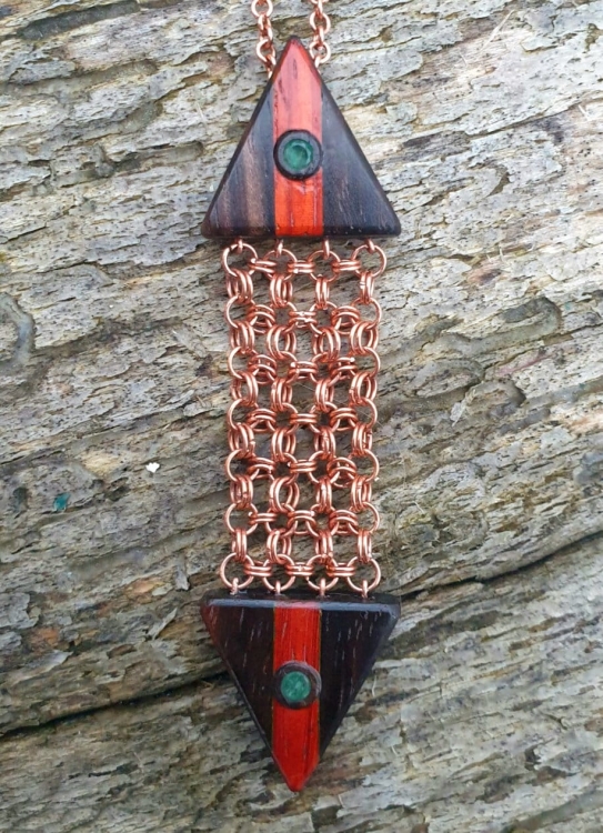 zawieszka-naszyjnik-szmaragdowa-symetria-szmaragdy-miedz-drewno-heban-padouk-rekodzielo-drewniana-bizuteria-handmade-6.jpg
