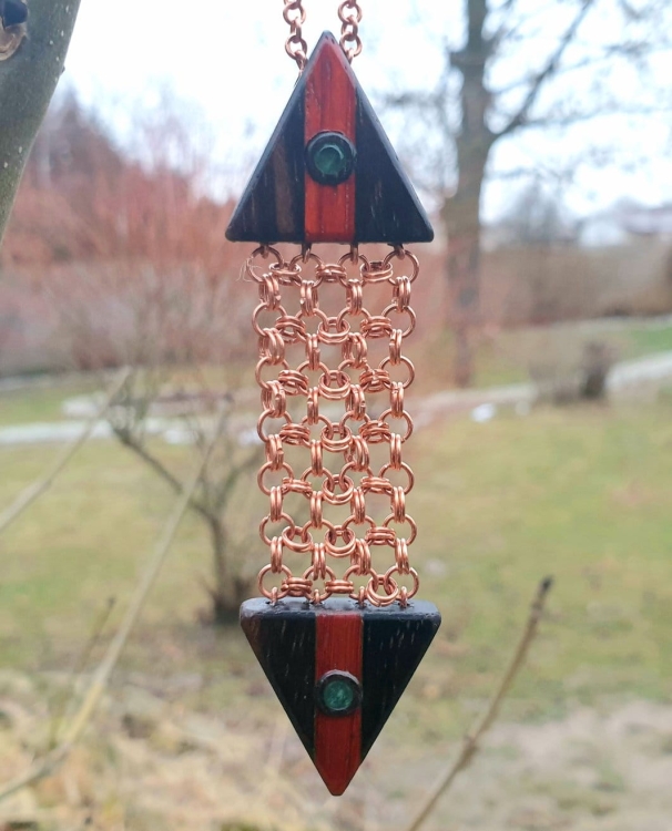 zawieszka-naszyjnik-szmaragdowa-symetria-szmaragdy-miedz-drewno-heban-padouk-rekodzielo-drewniana-bizuteria-handmade-7.jpg