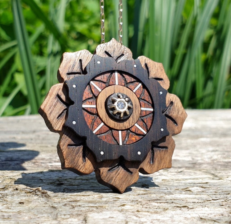 zawieszka-naszyjnik-magiczna-mandala-diament-naturalny-srebro-drewno-heban-orzech-mahon-rekodzielo-drewniana-bizuteria-handmade.jpg