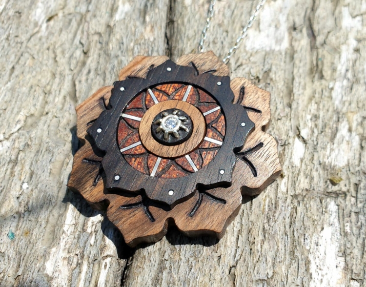 zawieszka-naszyjnik-magiczna-mandala-diament-naturalny-srebro-drewno-heban-orzech-mahon-rekodzielo-drewniana-bizuteria-handmade-2.jpg