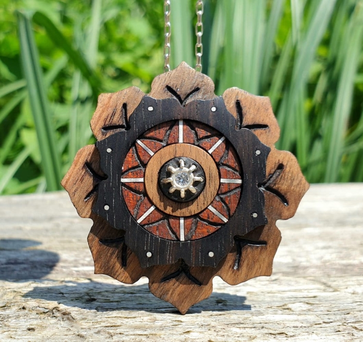 zawieszka-naszyjnik-magiczna-mandala-diament-naturalny-srebro-drewno-heban-orzech-mahon-rekodzielo-drewniana-bizuteria-handmade-4.jpg