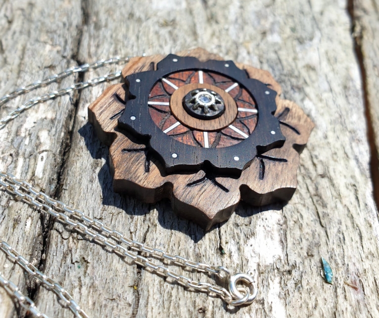 zawieszka-naszyjnik-magiczna-mandala-diament-naturalny-srebro-drewno-heban-orzech-mahon-rekodzielo-drewniana-bizuteria-handmade-5.jpg