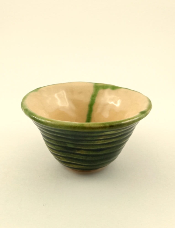 czarka-do-herbaty-gleboka-zielen-rekodzielo-150ml-zielen-bursztyn-ceramika-artystyczna-handmade-3.jpg