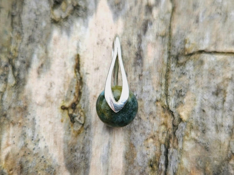 zawieszka-naturalna-delikatnosc-agat-mszysty-srebro-rekodzielo-bizuteria-kamienie-naturalne-handmade.jpg