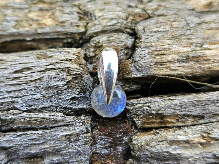 zawieszka-naturalna-delikatnosc-labradoryt-srebro-925-rekodzielo-bizuteria-kamienie-naturalne-handmade.jpg