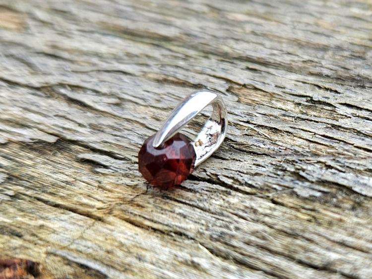 zawieszka-naturalna-delikatnosc-granat-srebro-925-rekodzielo-bizuteria-kamienie-naturalne-handmade-2.jpg