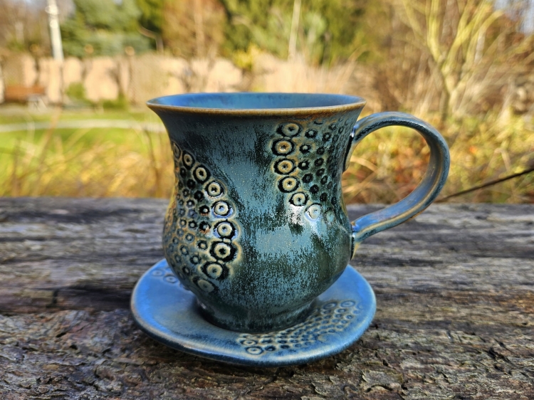 kubek-z-podstawka-kosmiczne-kregi-rekodzielo-300ml-granat-blekit-ceramika-artystyczna-handmade.jpg