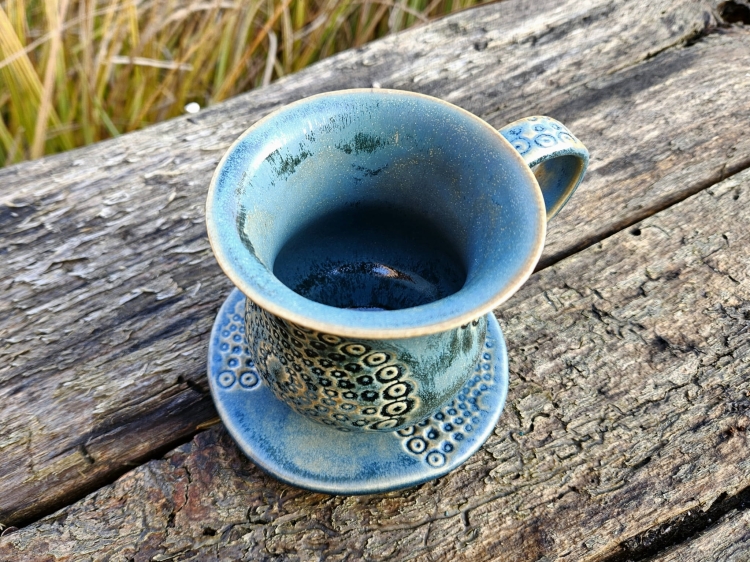 kubek-z-podstawka-kosmiczne-kregi-rekodzielo-300ml-granat-blekit-ceramika-artystyczna-handmade-2.jpg