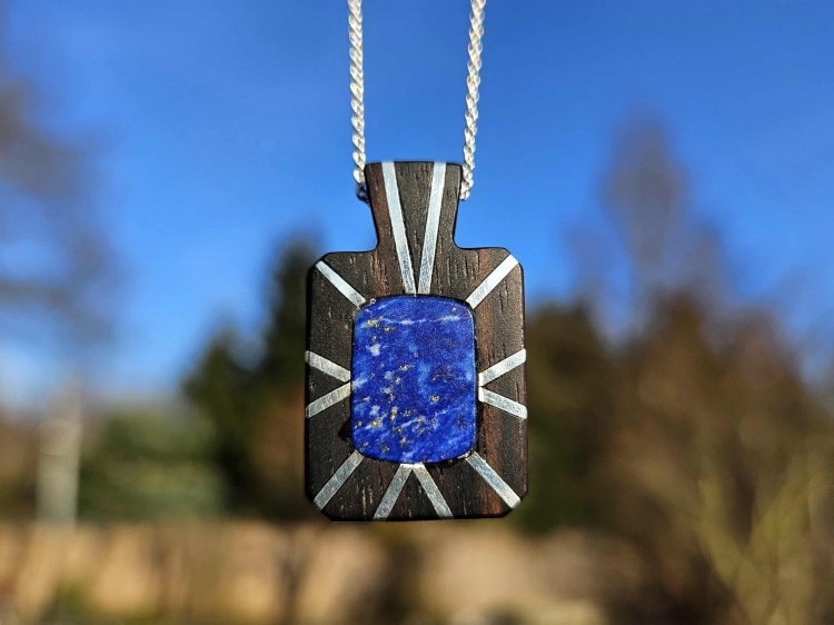 zawieszka-naszyjnik-prosta-elegancja-lapis-lazuli-drewno-heban-srebro-rekodzielo-bizuteria-drewniana-handmade.jpg