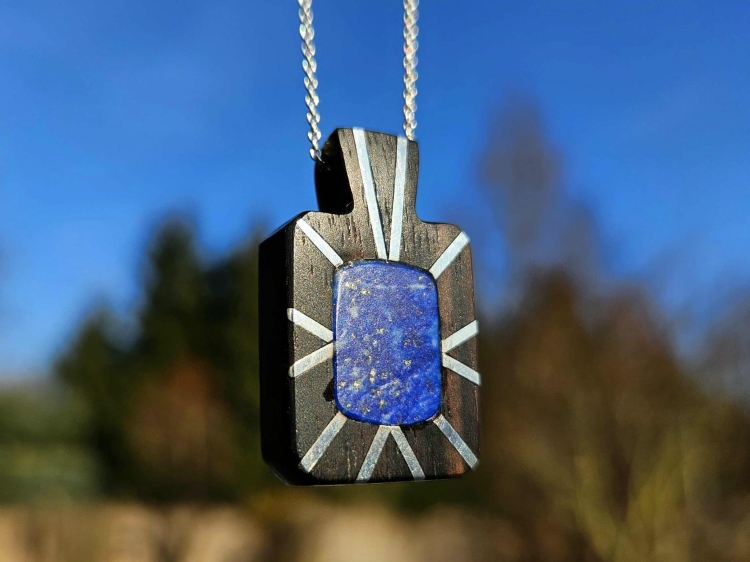 zawieszka-naszyjnik-prosta-elegancja-lapis-lazuli-drewno-heban-srebro-rekodzielo-bizuteria-drewniana-handmade-2.jpg