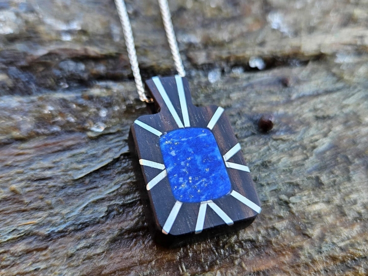 zawieszka-naszyjnik-prosta-elegancja-lapis-lazuli-drewno-heban-srebro-rekodzielo-bizuteria-drewniana-handmade-4.jpg