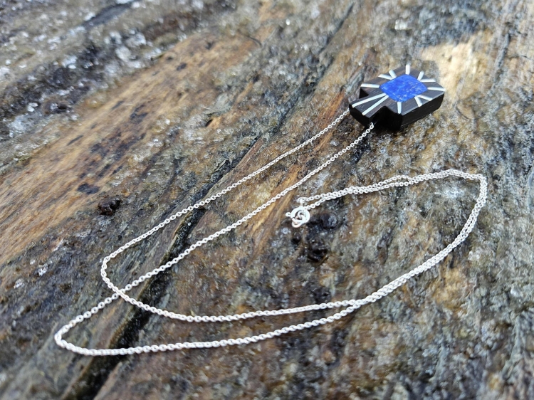 zawieszka-naszyjnik-prosta-elegancja-lapis-lazuli-drewno-heban-srebro-rekodzielo-bizuteria-drewniana-handmade-6.jpg