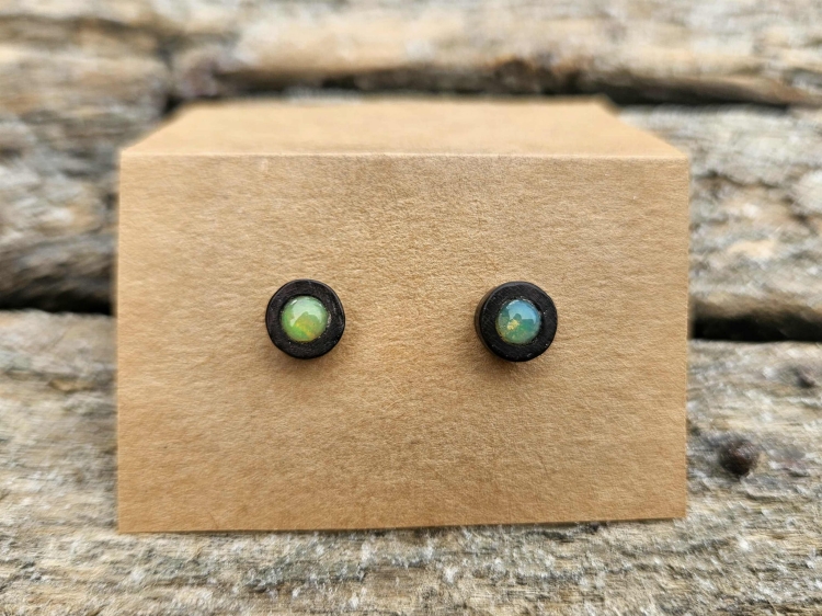kolczyki-opalowa-elegancja-opal-drewno-heban-srebro-rekodzielo-drewniana-bizuteria-handmade-2.jpg