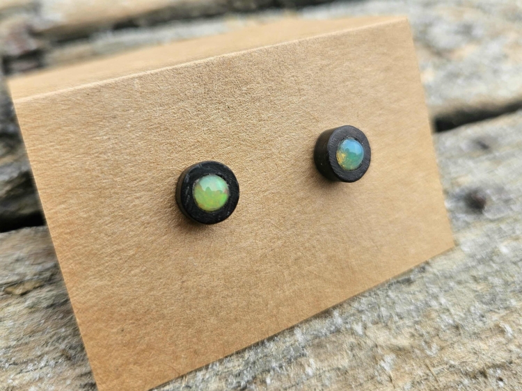 kolczyki-opalowa-elegancja-opal-drewno-heban-srebro-rekodzielo-drewniana-bizuteria-handmade-3.jpg