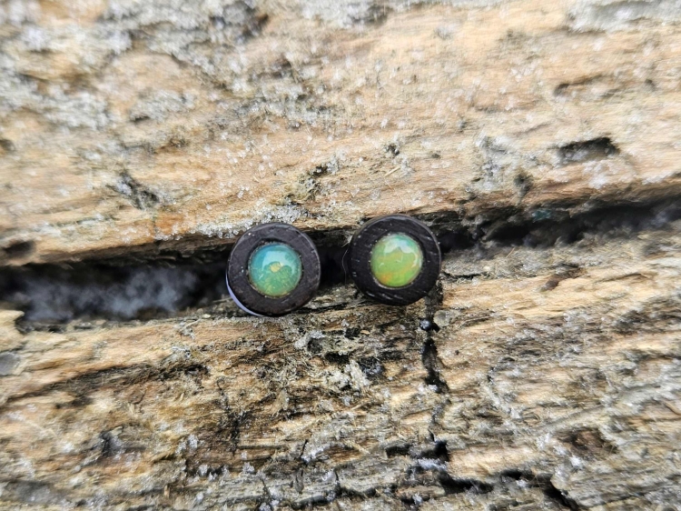 kolczyki-opalowa-elegancja-opal-drewno-heban-srebro-rekodzielo-drewniana-bizuteria-handmade-4.jpg