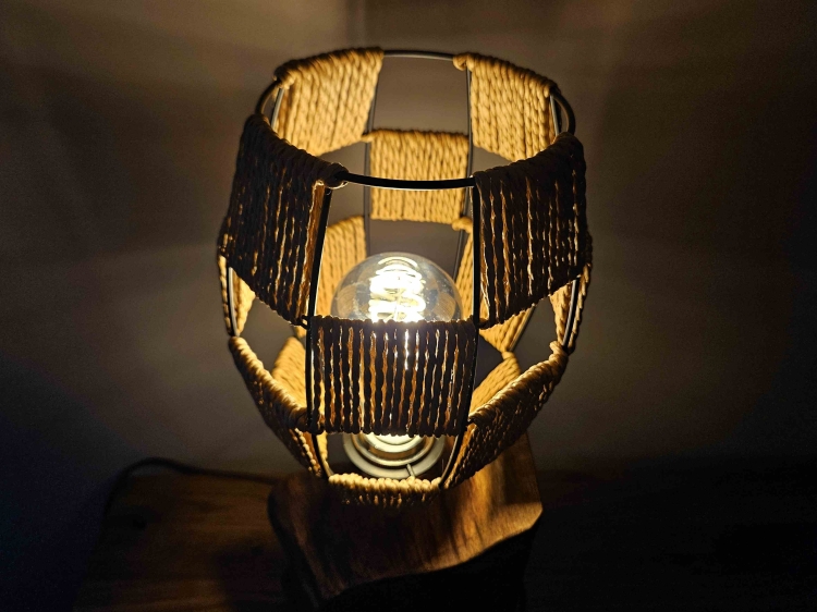 lampa-drewniana-naturalna-elegancja-drewno-orzech-miedz-rekodzielo-8.jpg