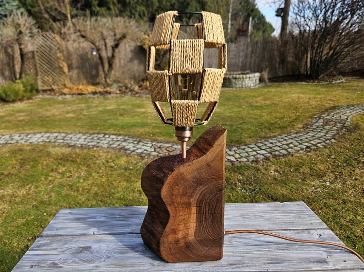 lampa-drewniana-naturalna-elegancja-drewno-orzech-miedz-rekodzielo-2.jpg