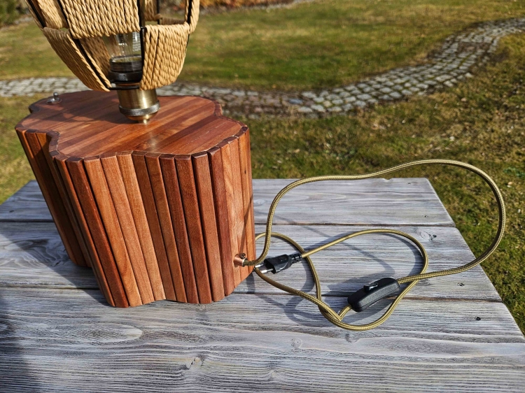 lampa-drewniana-finezja-drewno-sapeli-rekodzielo-5.jpg