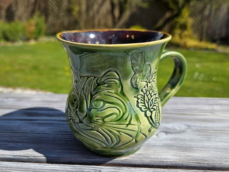 kubek-ceramiczny-zielony-kot-w-ogrodzie-rekodzielo-zielen.jpg