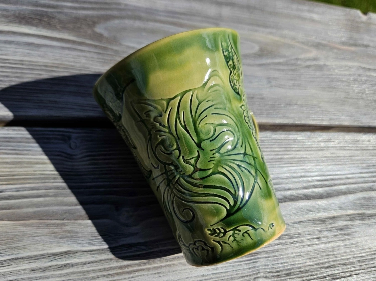 kubek-ceramiczny-zielony-kot-w-naturze-rekodzielo-zielen-2.jpg