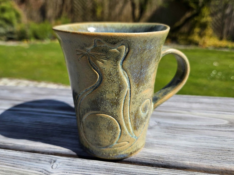 kubek-ceramiczny-basniowy-kot-rekodzielo-bez-fiolet-blekit.jpg