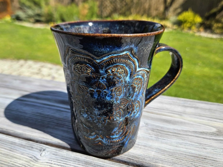 kubek-ceramiczny-nocna-magia-rekodzielo-braz-blekit.jpg