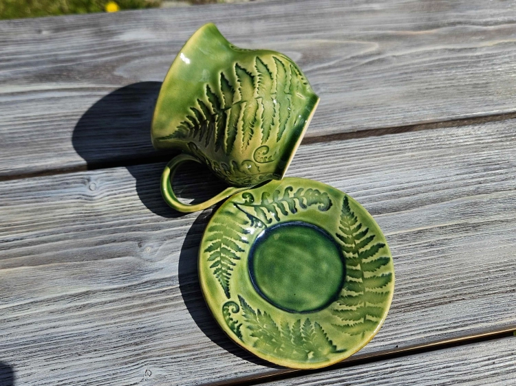 filizanka-ceramiczna-cisza-lasu-rekodzielo-zielen-3.jpg