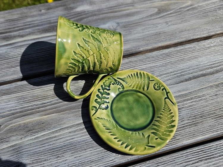 filizanka-ceramiczna-lesna-cisza-rekodzielo-zielen-3.jpg