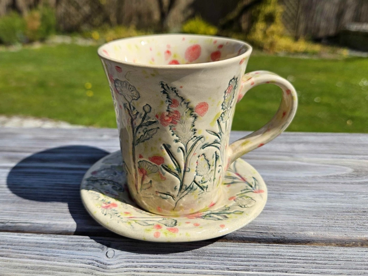 filizanka-ceramiczna-radosna-laka-rekodzielo-bez-roz.jpg